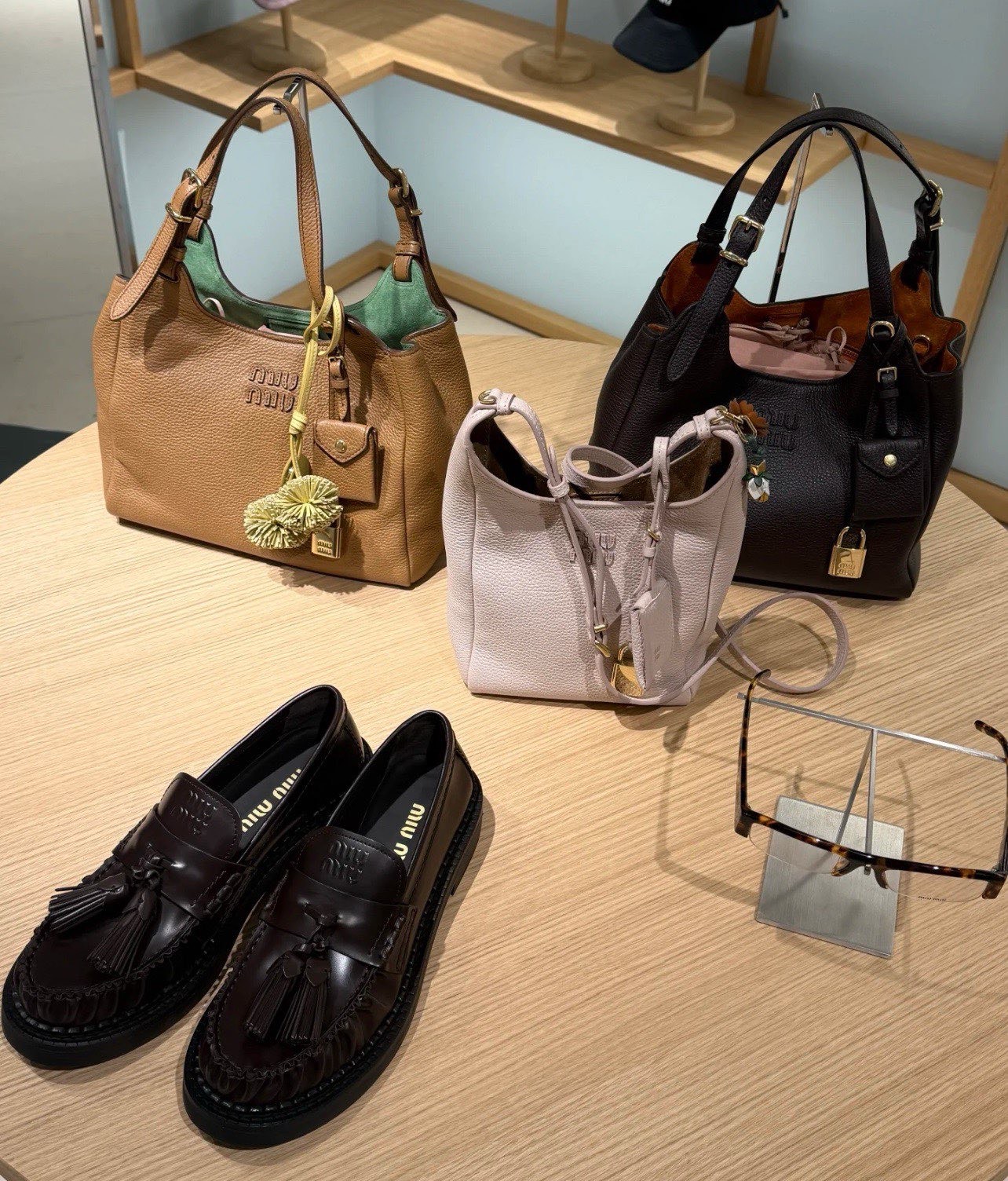 Miu Miu ハンドバッグ ボディバッグ 軽量 ベージュ