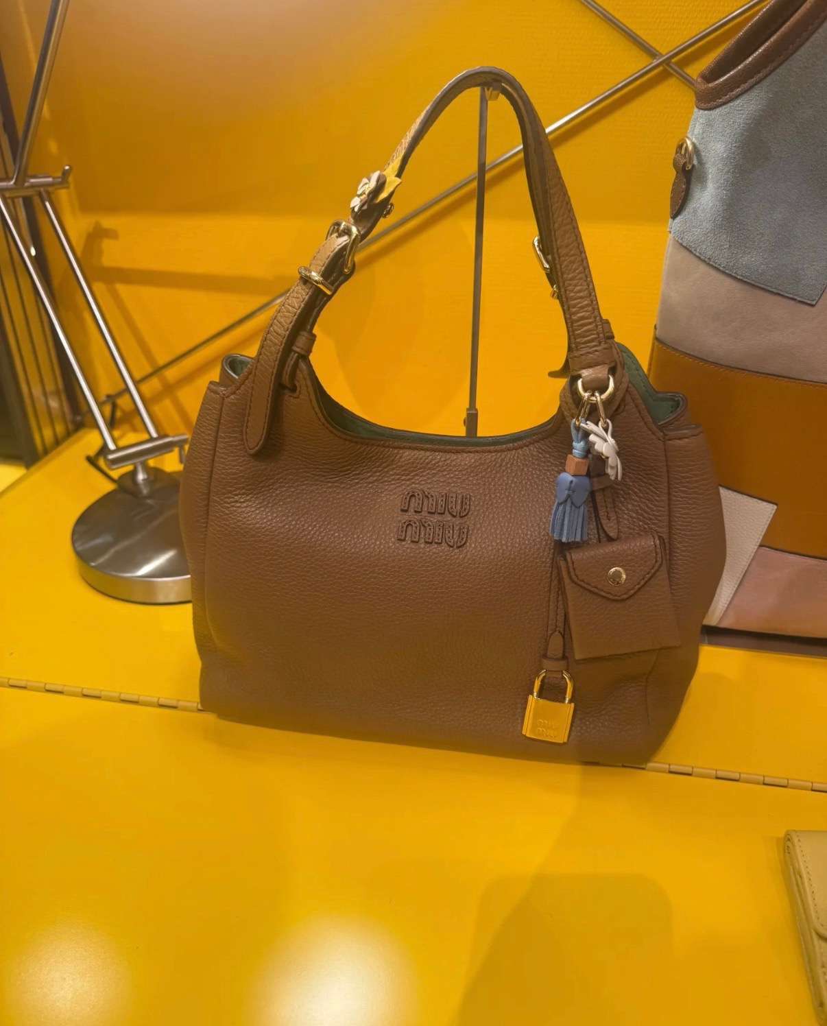 Miu Miu ハンドバッグ ボディバッグ 軽量 ベージュ - 画像 3