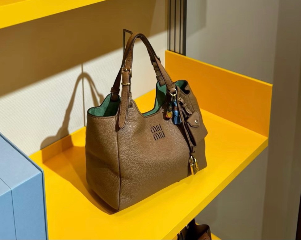 Miu Miu ハンドバッグ ボディバッグ 軽量 ベージュ - 画像 4