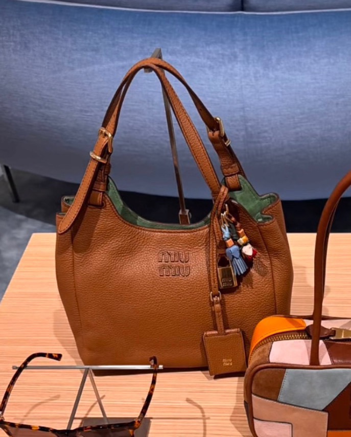 Miu Miu ハンドバッグ ボディバッグ 軽量 ベージュ - 画像 5