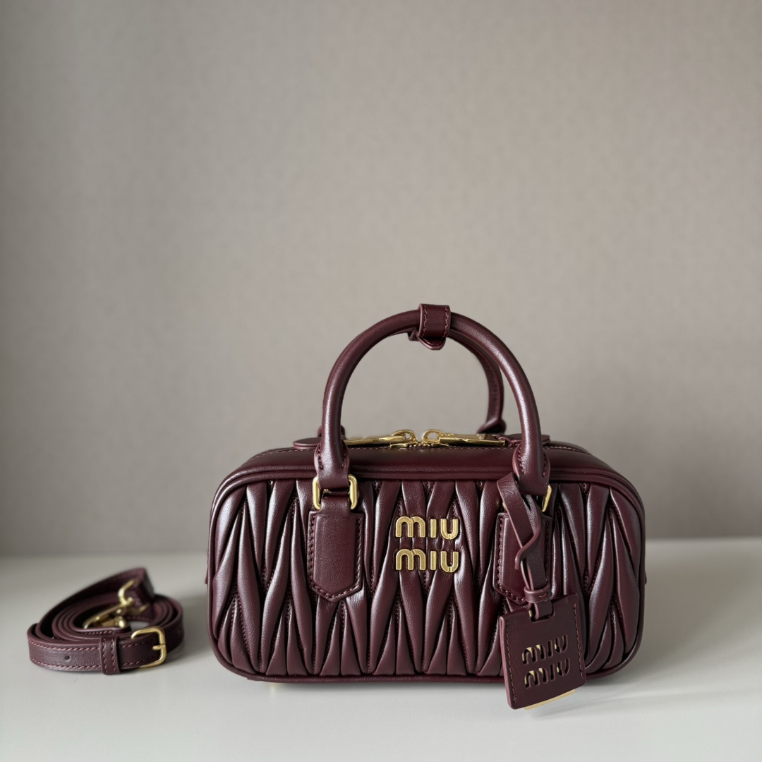 Miu Miu レザー キャディバッグ プレミアム ブラウン