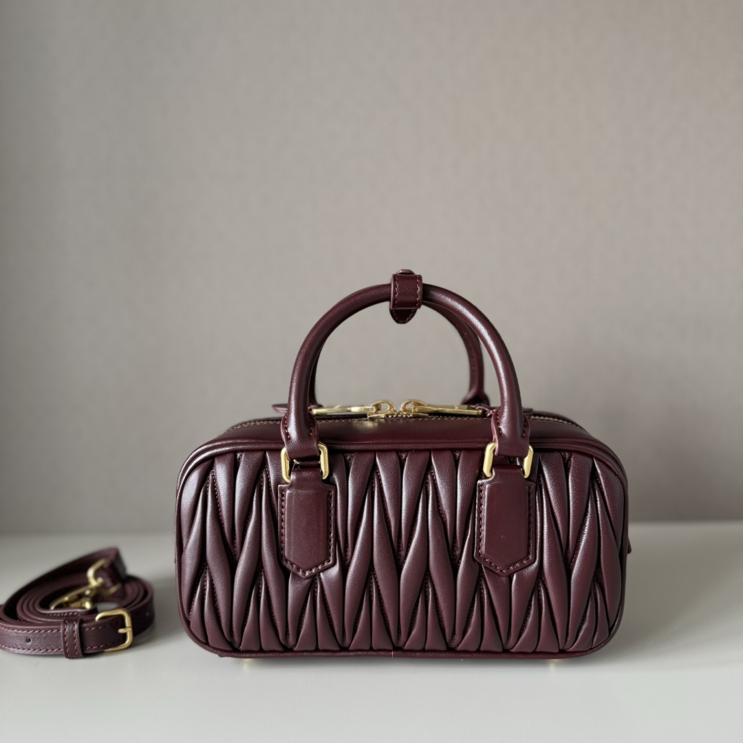 Miu Miu レザー キャディバッグ プレミアム ブラウン - 画像 2