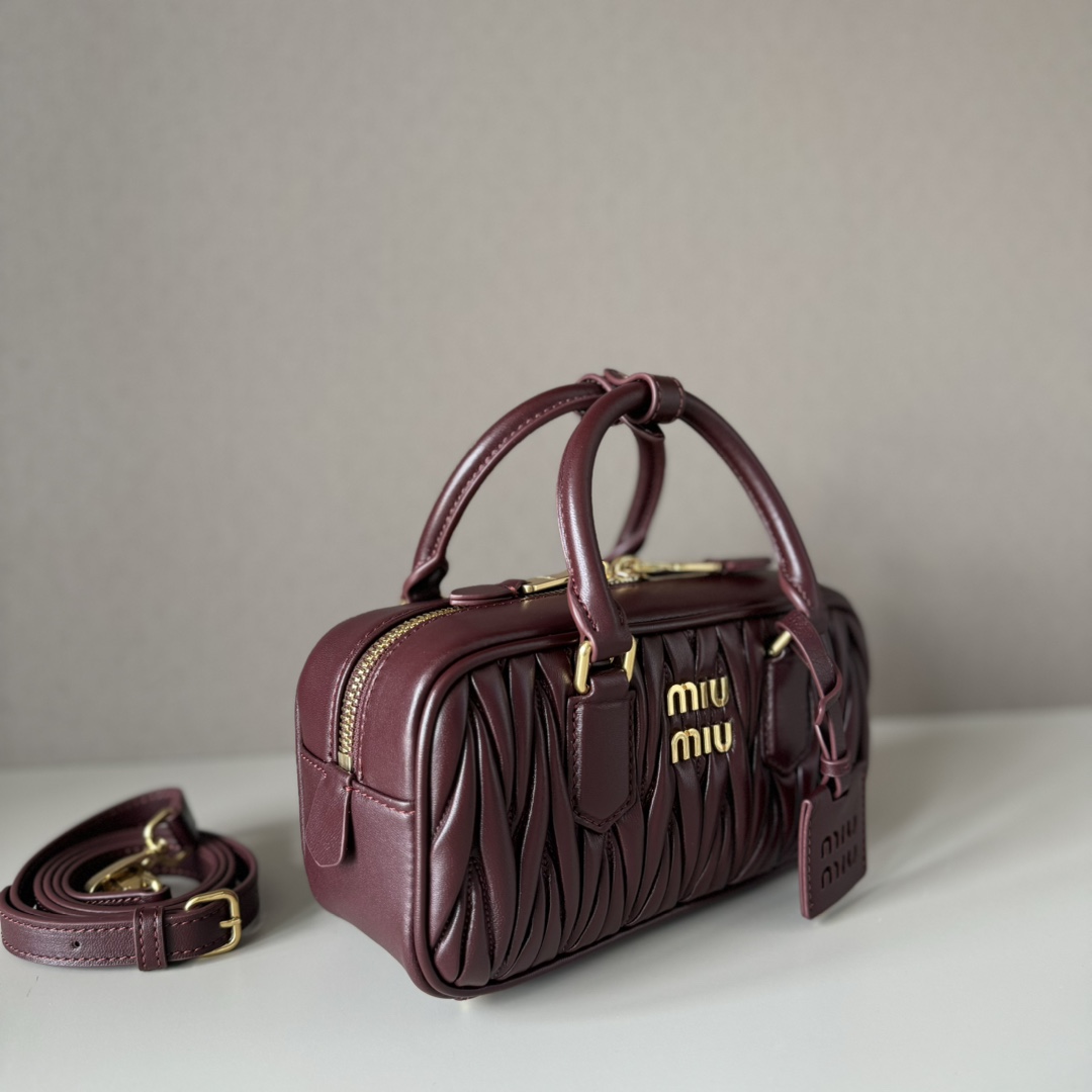 Miu Miu レザー キャディバッグ プレミアム ブラウン - 画像 3