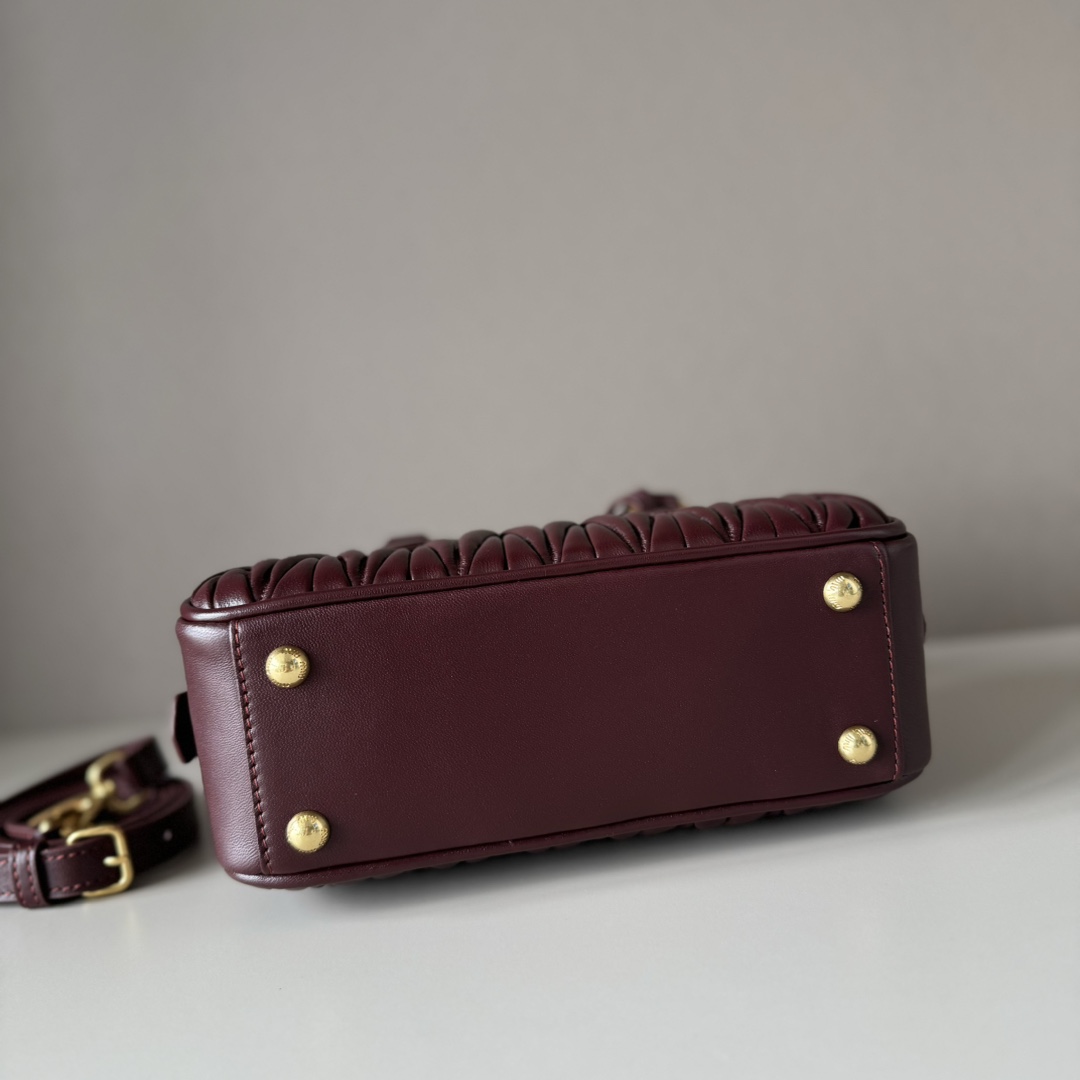 Miu Miu レザー キャディバッグ プレミアム ブラウン - 画像 4