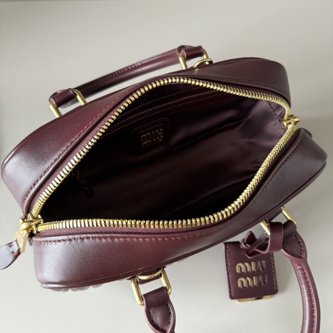 Miu Miu レザー キャディバッグ プレミアム ブラウン - 画像 8