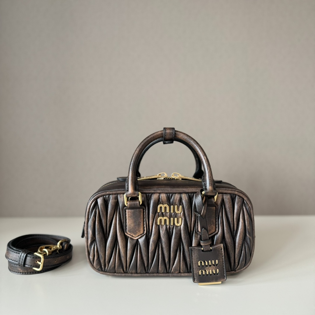 Miu Miu ミュウミュウ ショルダーバッグ レザー 軽量 コンパクト ブラウン