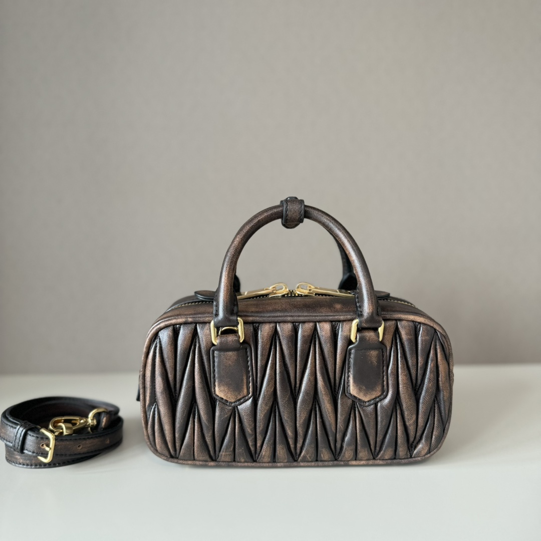 Miu Miu ミュウミュウ ショルダーバッグ レザー 軽量 コンパクト ブラウン - 画像 2