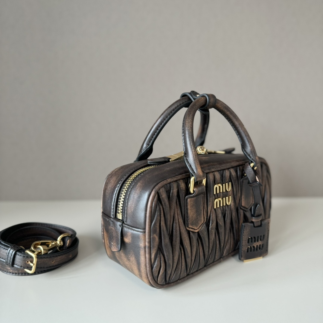 Miu Miu ミュウミュウ ショルダーバッグ レザー 軽量 コンパクト ブラウン - 画像 3