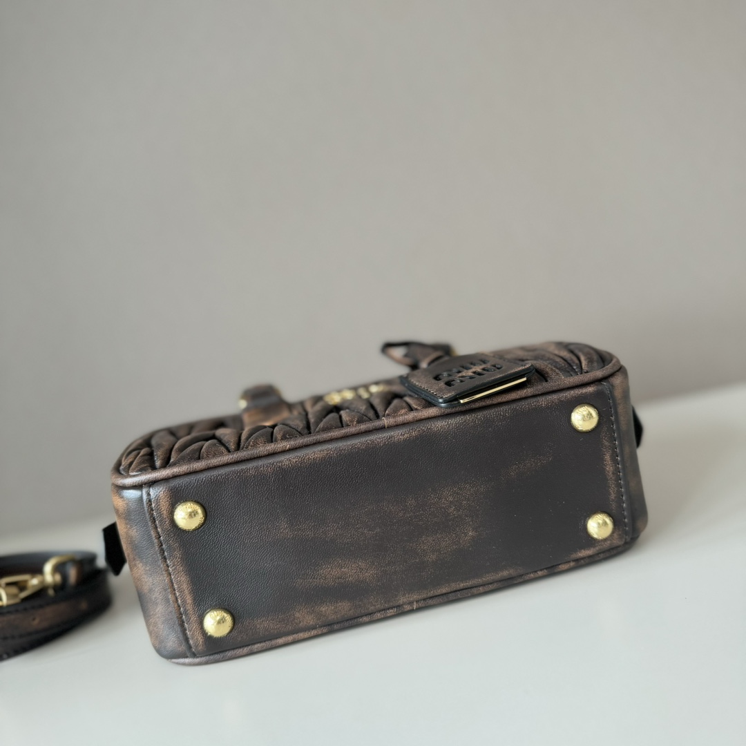 Miu Miu ミュウミュウ ショルダーバッグ レザー 軽量 コンパクト ブラウン - 画像 4