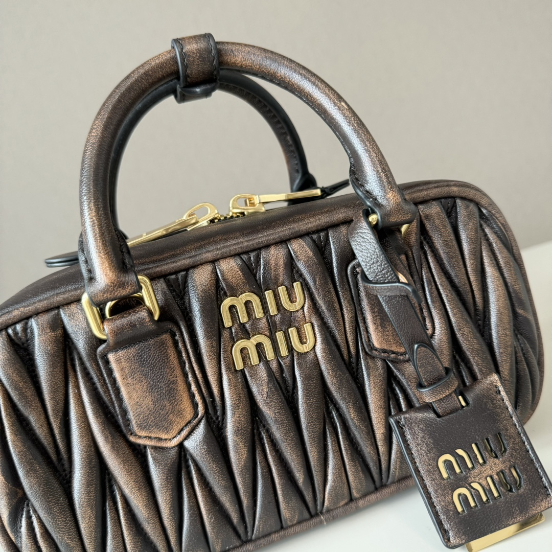 Miu Miu ミュウミュウ ショルダーバッグ レザー 軽量 コンパクト ブラウン - 画像 5
