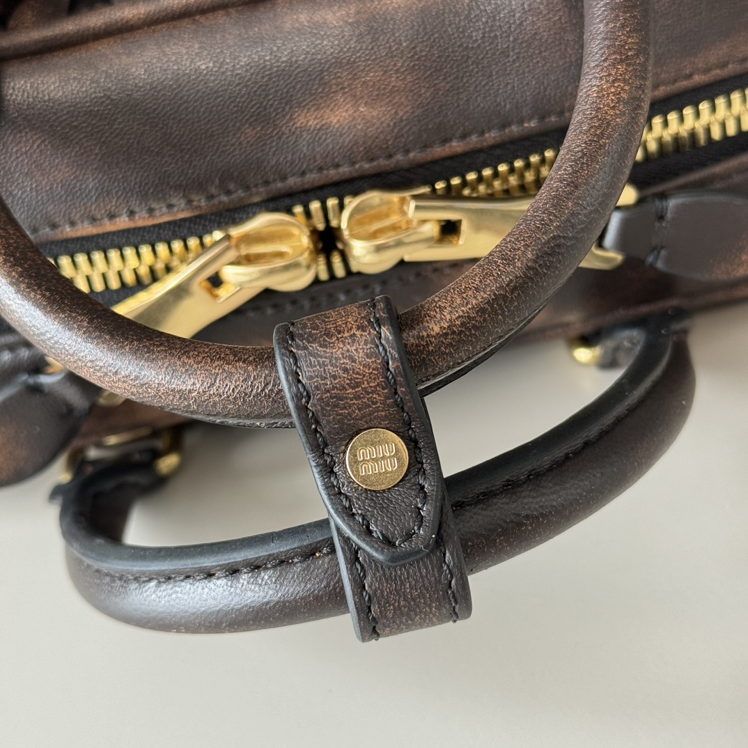 Miu Miu ミュウミュウ ショルダーバッグ レザー 軽量 コンパクト ブラウン - 画像 6