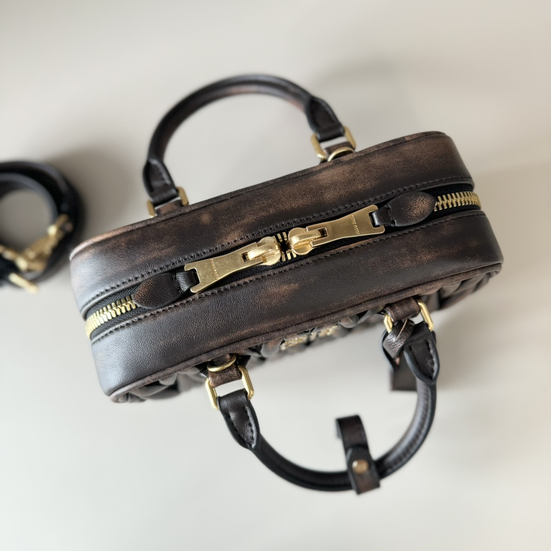 Miu Miu ミュウミュウ ショルダーバッグ レザー 軽量 コンパクト ブラウン - 画像 7