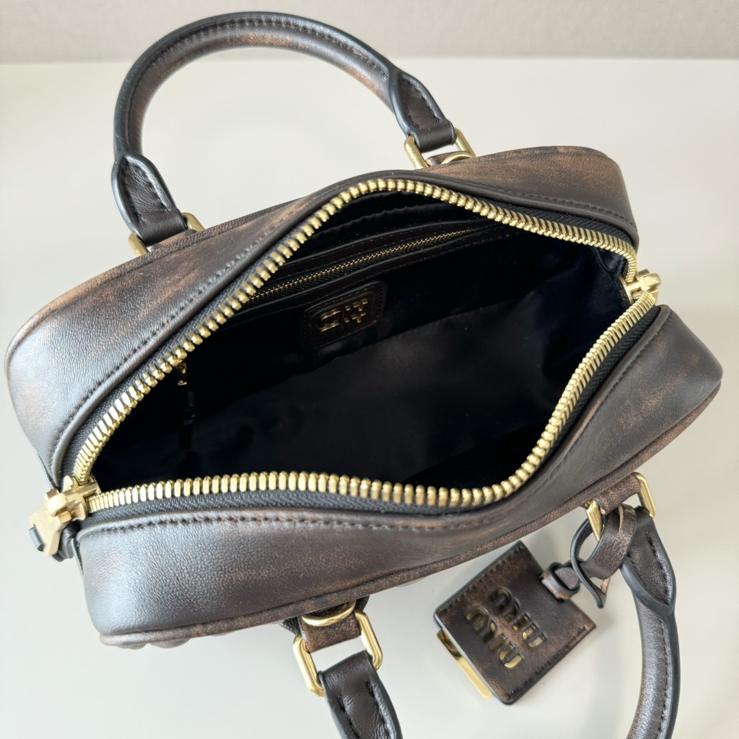 Miu Miu ミュウミュウ ショルダーバッグ レザー 軽量 コンパクト ブラウン - 画像 8