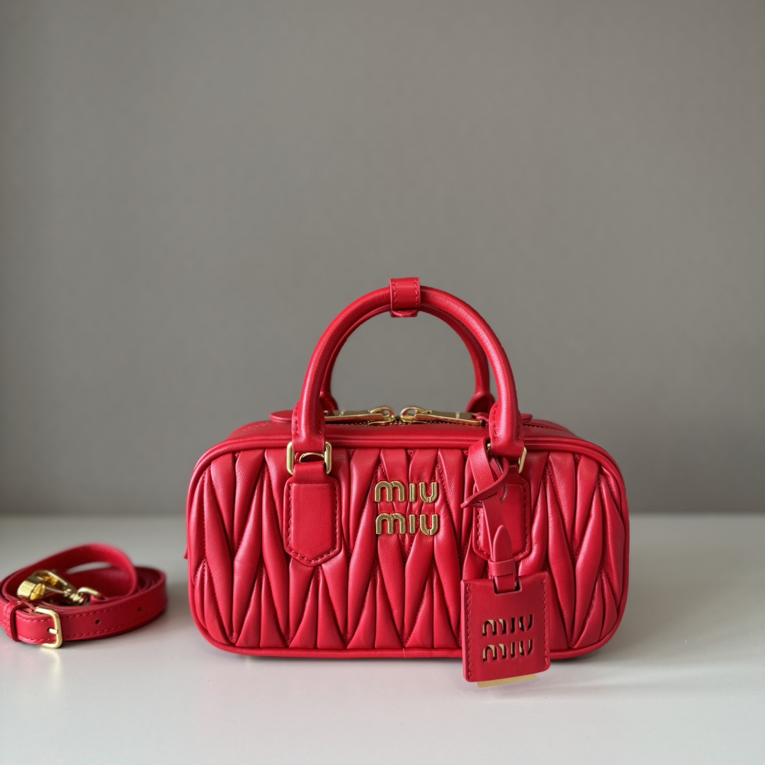 Miu Miu ミュウミュウ ブリーフケース ミニハンドバッグ 軽量 レッド 革製