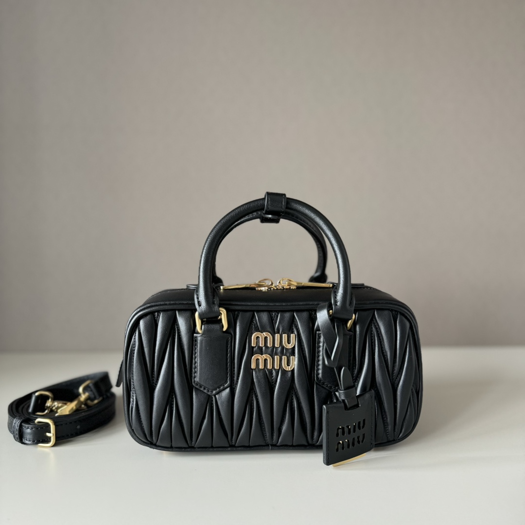 Miu Miu ミニボストンバッグ | コンパクト | ブラックレザー