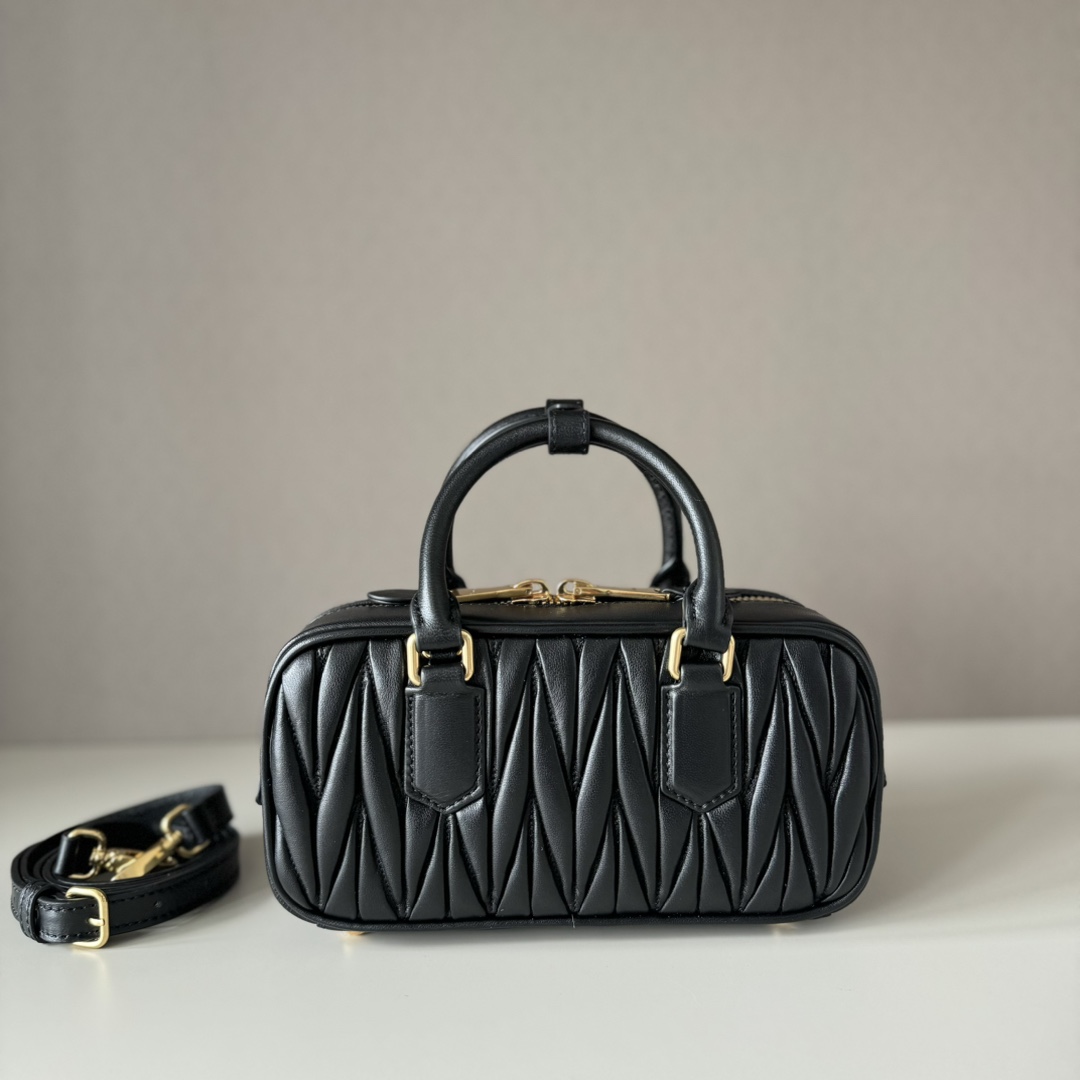 Miu Miu ミニボストンバッグ | コンパクト | ブラックレザー - 画像 2