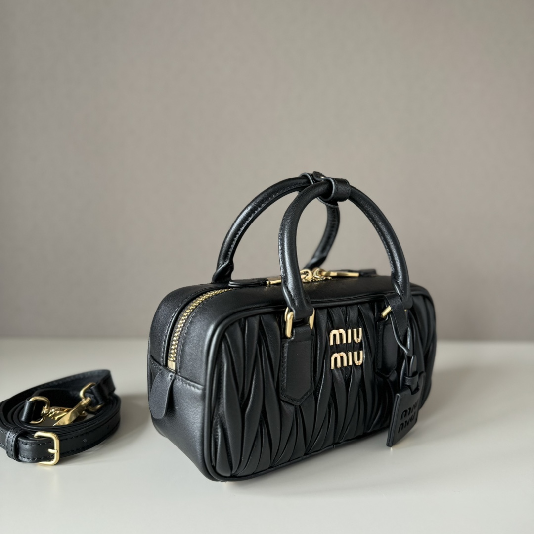 Miu Miu ミニボストンバッグ | コンパクト | ブラックレザー - 画像 3