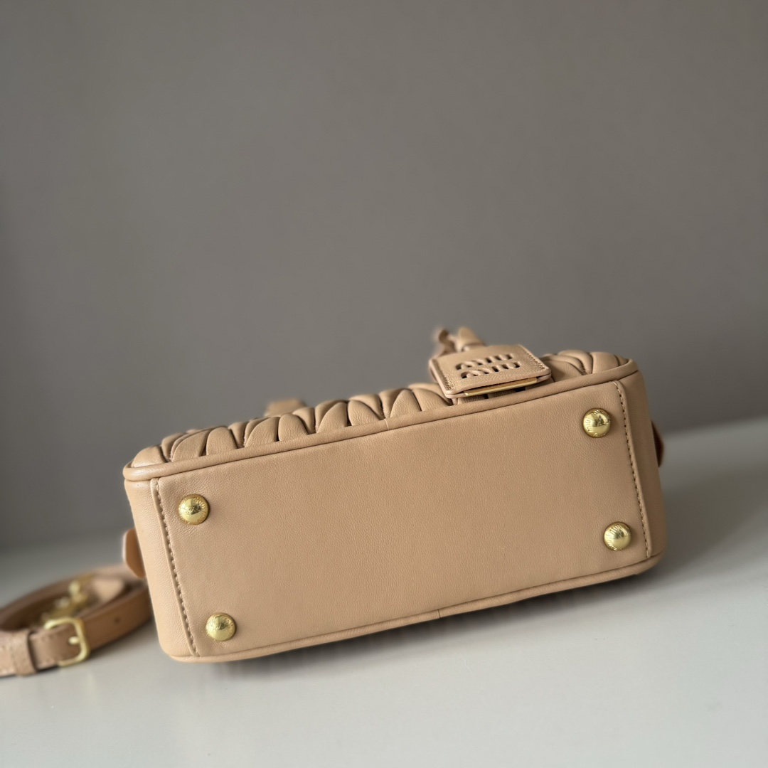 Miu Miu ミュウミュウ レディース バッグ ミニボストン レザー カーキ - 画像 4