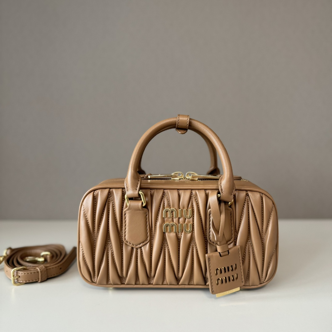 Miu Miu ミュウミュウ ミニボストンバッグ プリーツ加工 ベージュ