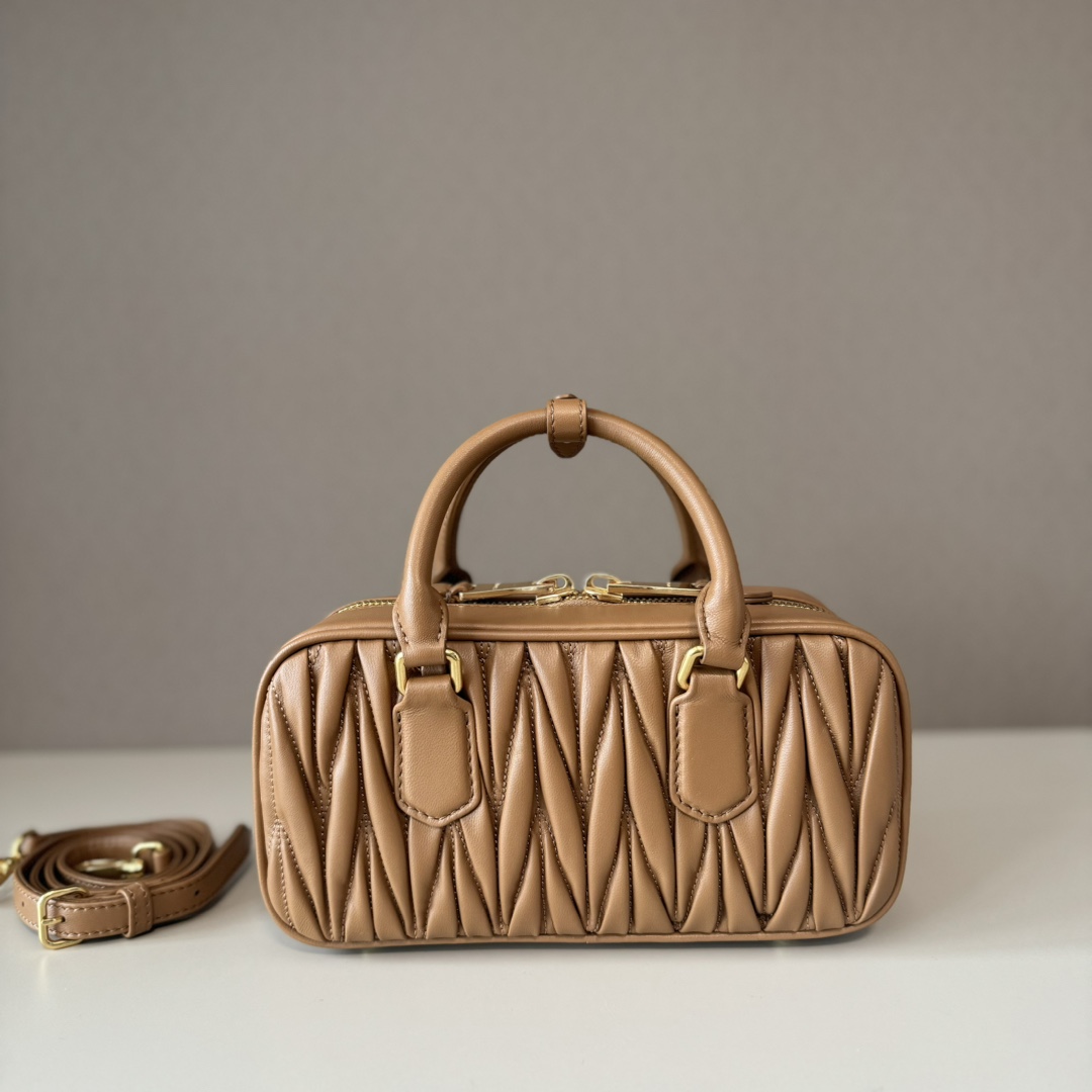 Miu Miu ミュウミュウ ミニボストンバッグ プリーツ加工 ベージュ - 画像 3