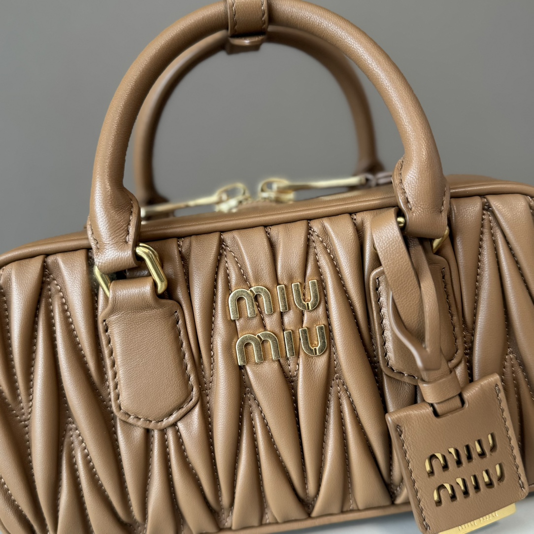 Miu Miu ミュウミュウ ミニボストンバッグ プリーツ加工 ベージュ - 画像 4