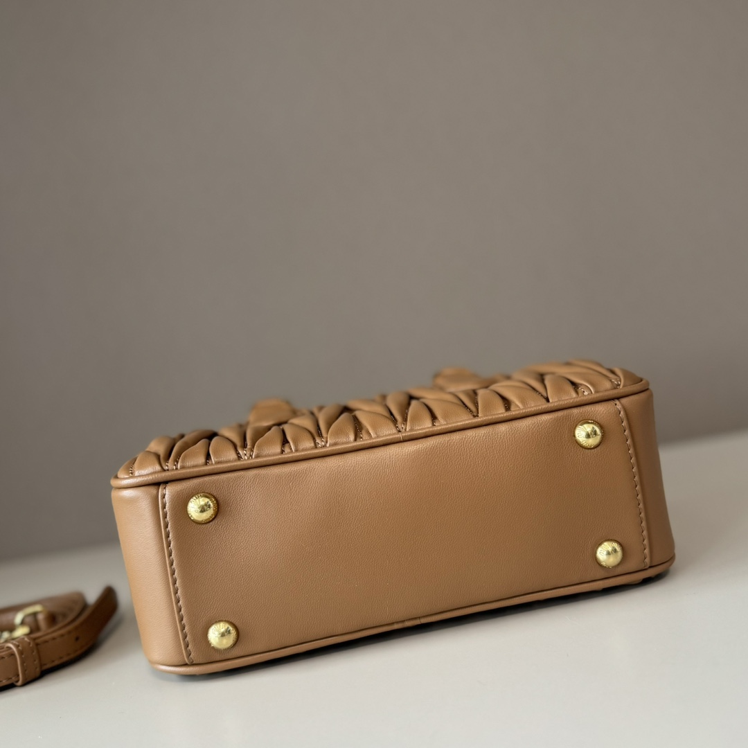 Miu Miu ミュウミュウ ミニボストンバッグ プリーツ加工 ベージュ - 画像 5