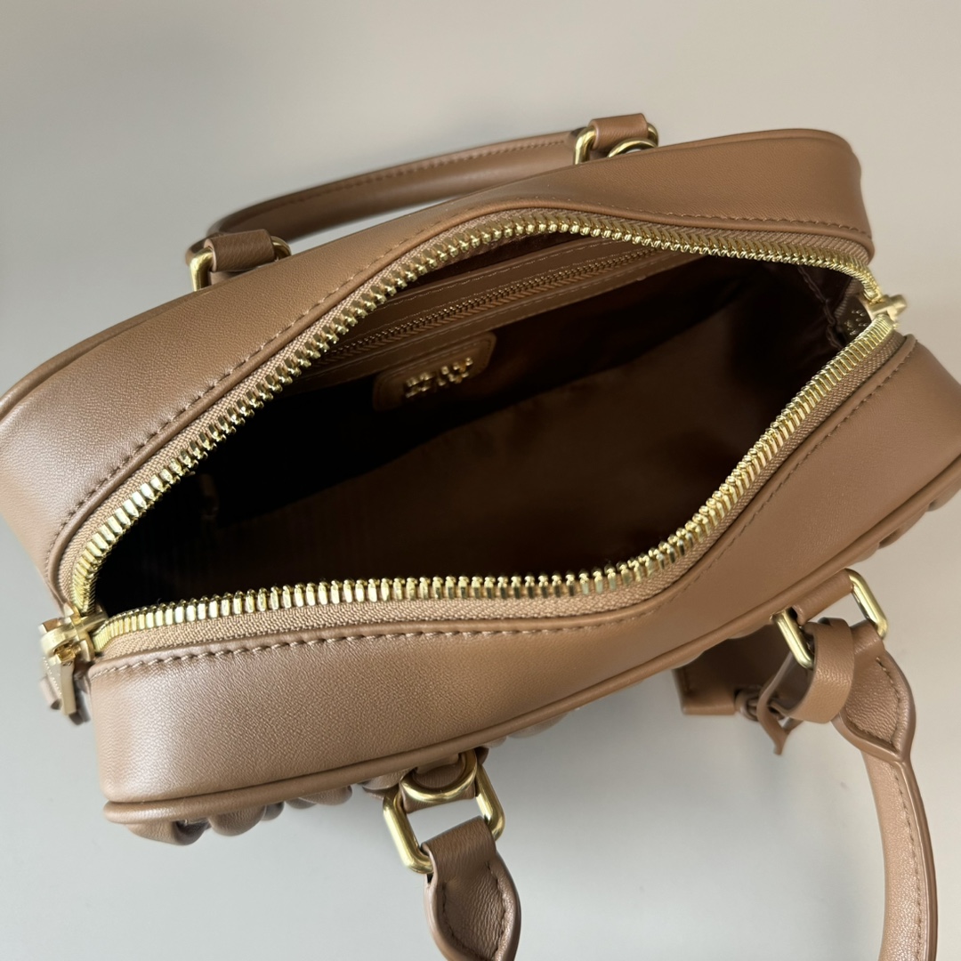 Miu Miu ミュウミュウ ミニボストンバッグ プリーツ加工 ベージュ - 画像 8