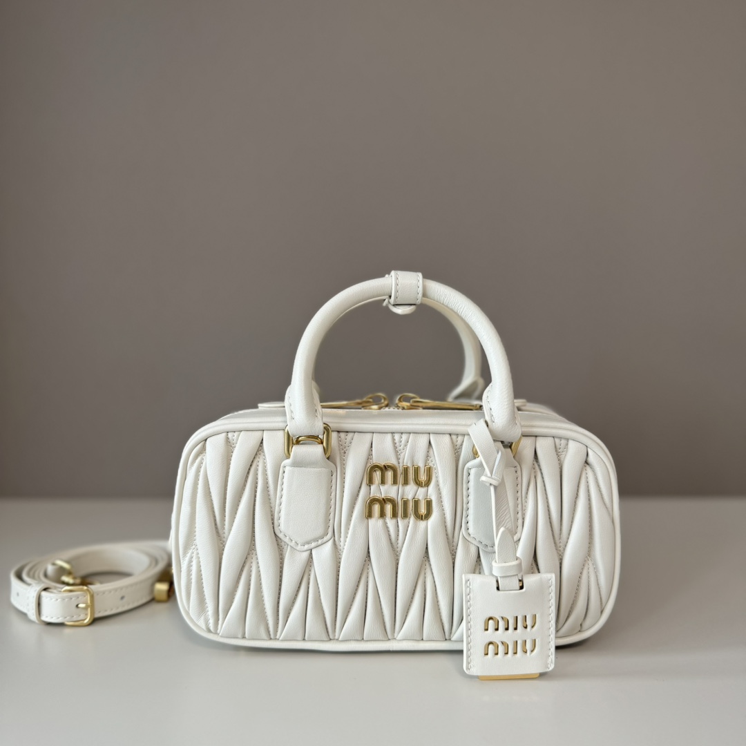 Miu Miu ミュウミュウ ミニボストンバッグ トートバッグ デザイン ゴールド金具 白