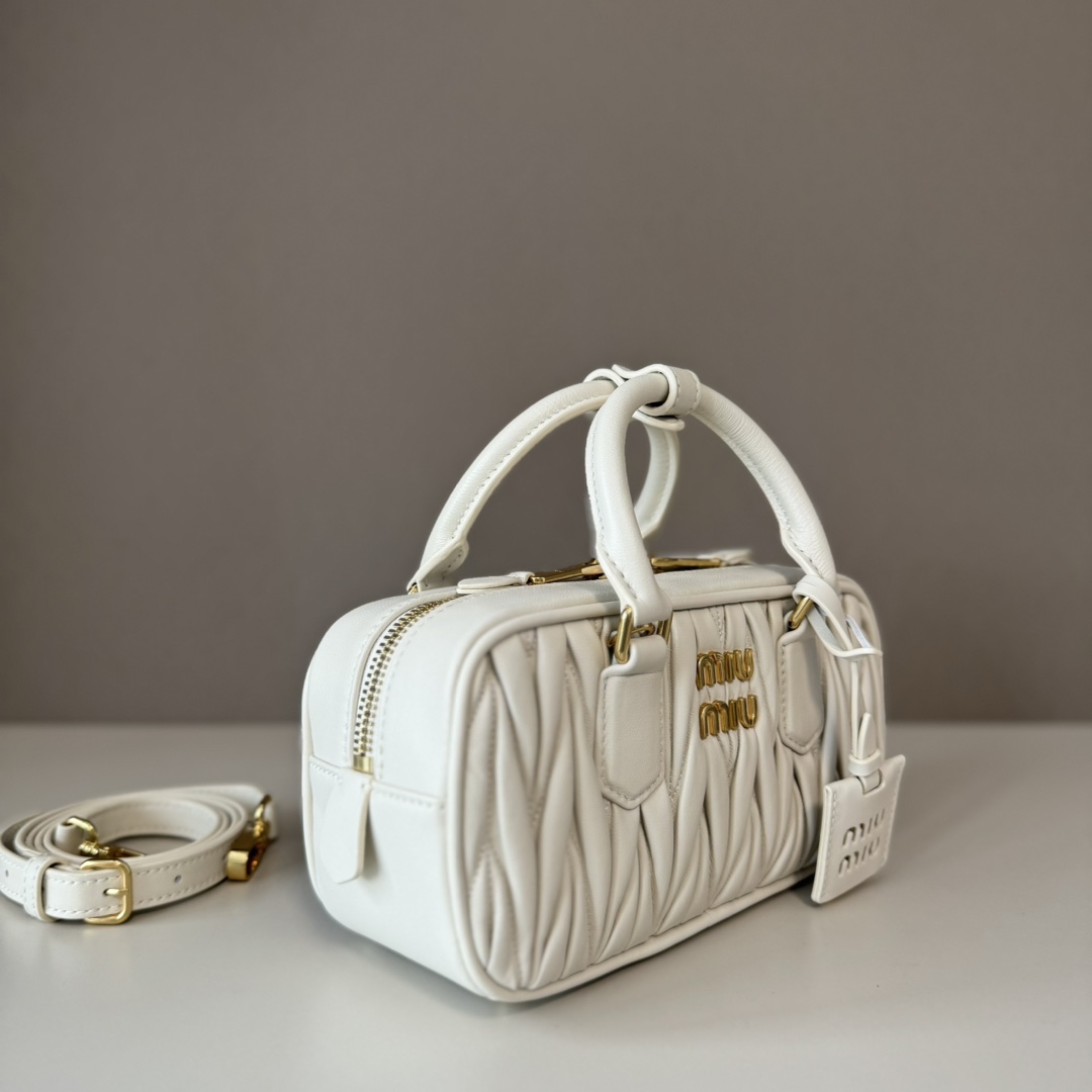 Miu Miu ミュウミュウ ミニボストンバッグ トートバッグ デザイン ゴールド金具 白 - 画像 2