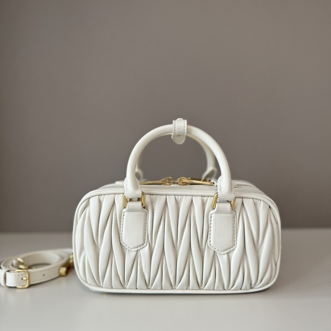 Miu Miu ミュウミュウ ミニボストンバッグ トートバッグ デザイン ゴールド金具 白 - 画像 3