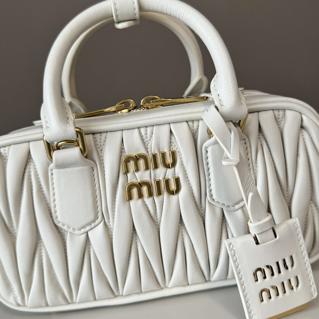 Miu Miu ミュウミュウ ミニボストンバッグ トートバッグ デザイン ゴールド金具 白 - 画像 4