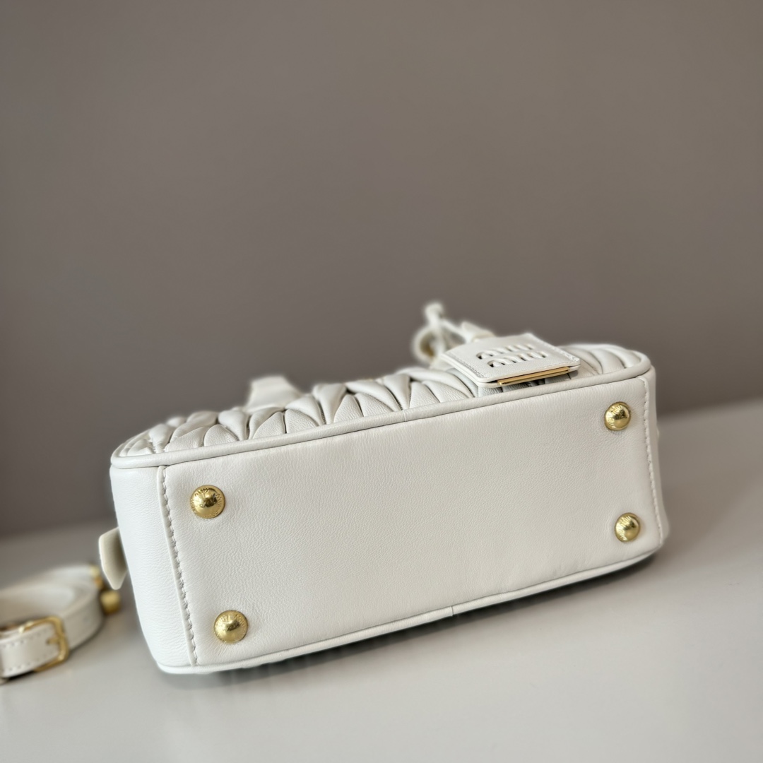 Miu Miu ミュウミュウ ミニボストンバッグ トートバッグ デザイン ゴールド金具 白 - 画像 5