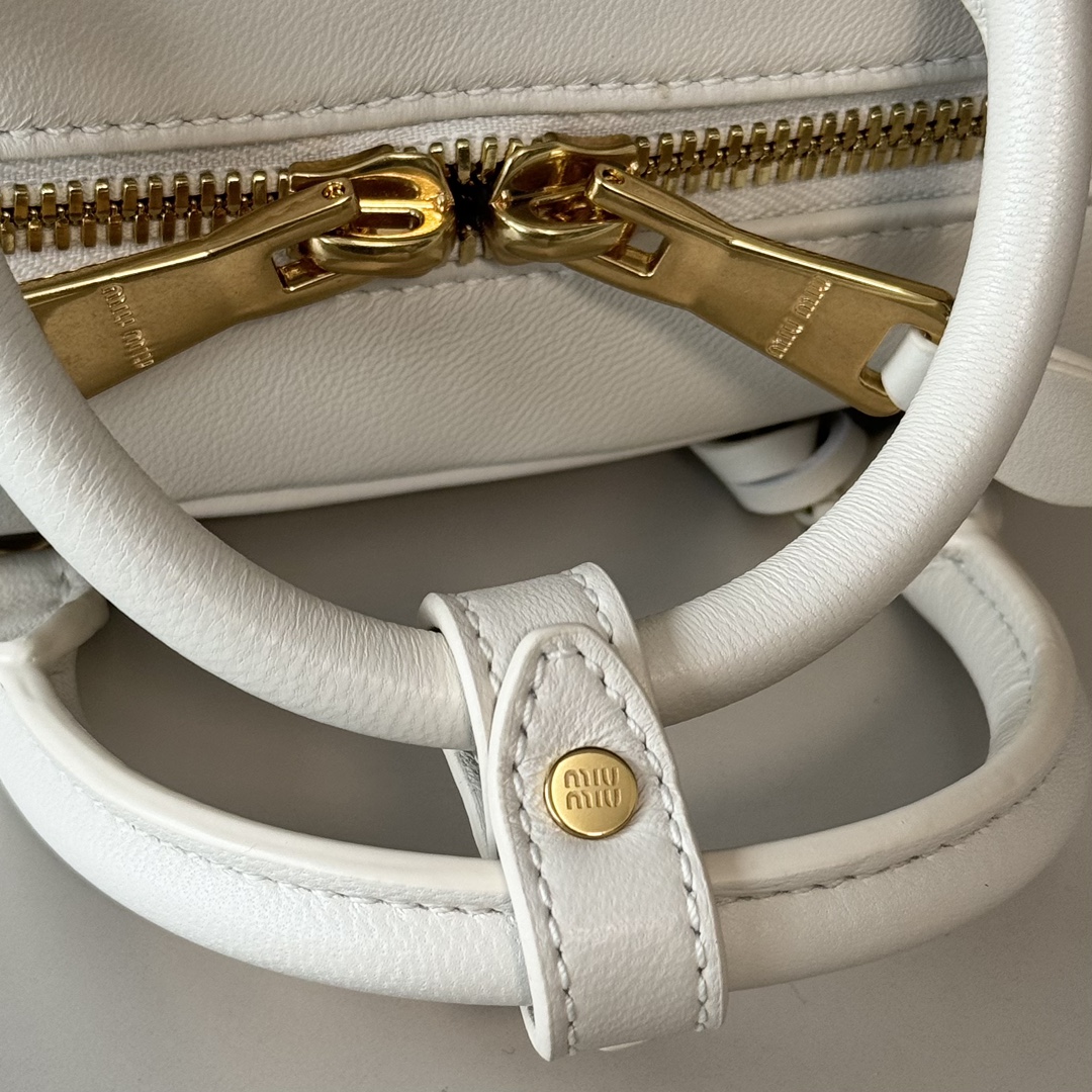 Miu Miu ミュウミュウ ミニボストンバッグ トートバッグ デザイン ゴールド金具 白 - 画像 6