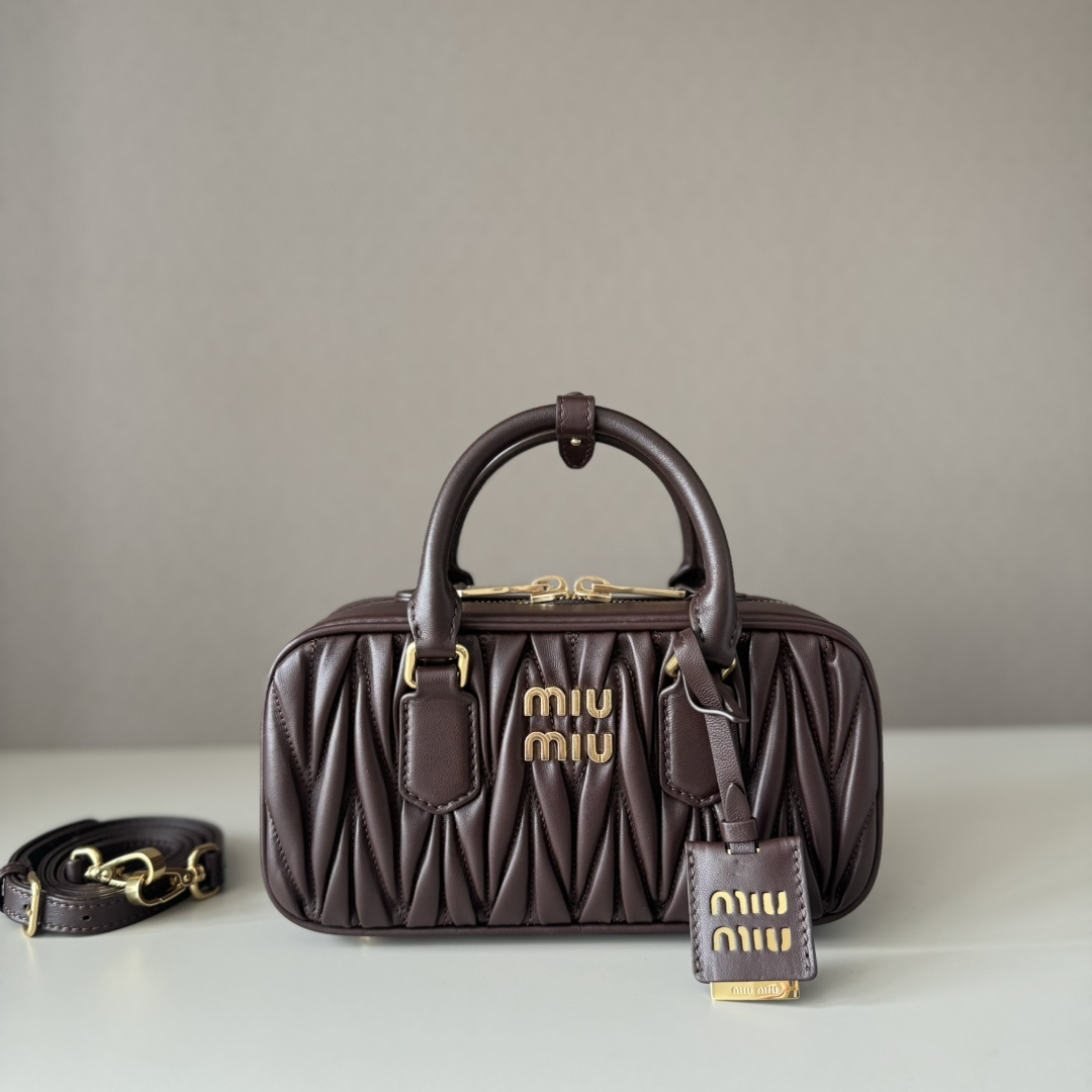 Miu Miu ミュウミュウ ショルダーバッグ プルアップ加工 ブラウン