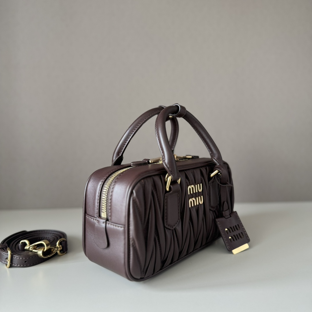 Miu Miu ミュウミュウ ショルダーバッグ プルアップ加工 ブラウン - 画像 2