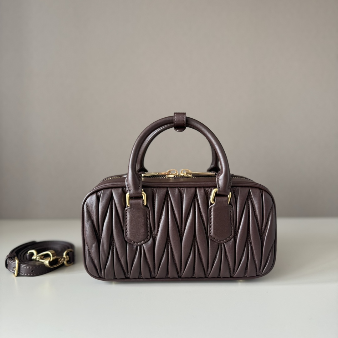 Miu Miu ミュウミュウ ショルダーバッグ プルアップ加工 ブラウン - 画像 3