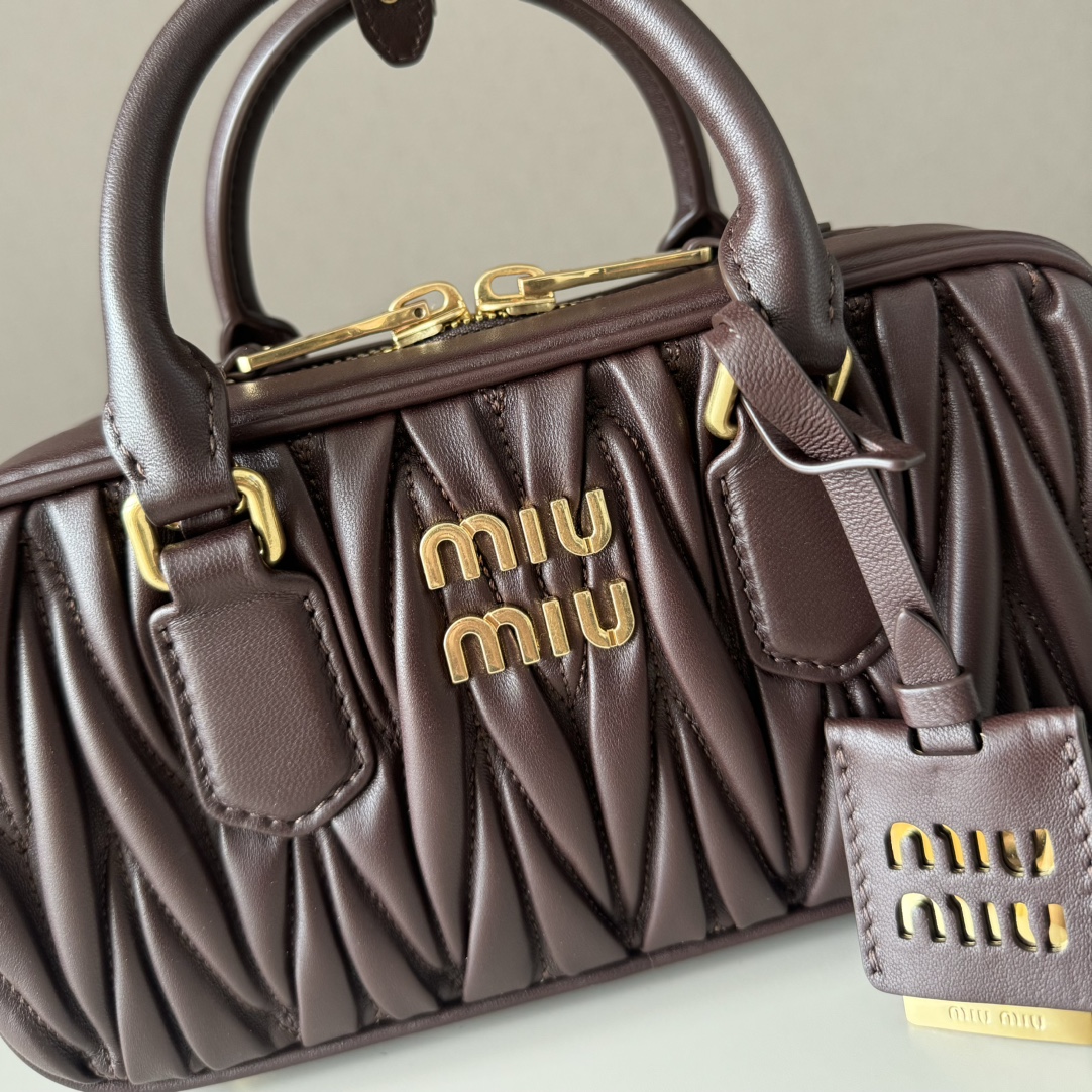 Miu Miu ミュウミュウ ショルダーバッグ プルアップ加工 ブラウン - 画像 4