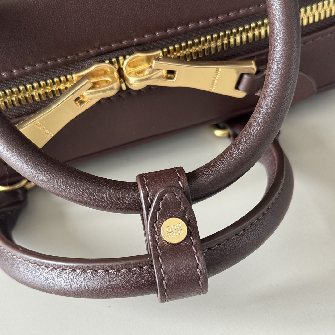 Miu Miu ミュウミュウ ショルダーバッグ プルアップ加工 ブラウン - 画像 6