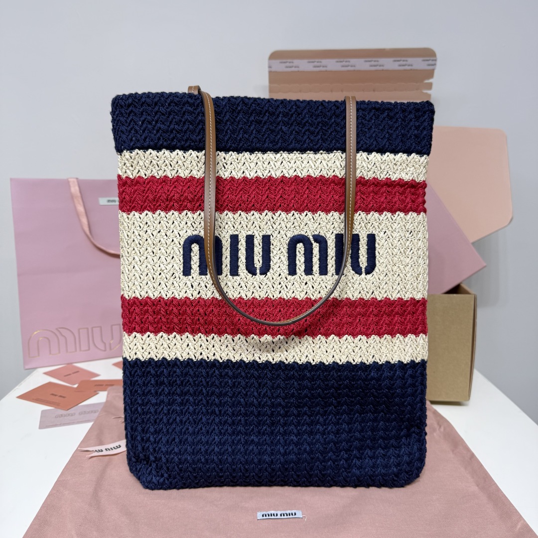 Miu Miu ミュウミュ ラウンドトートバッグ | ラウンドトートバッグ | レッド/ネイビー/ホワイト | コンパクト | レディース | ブランドバッグ