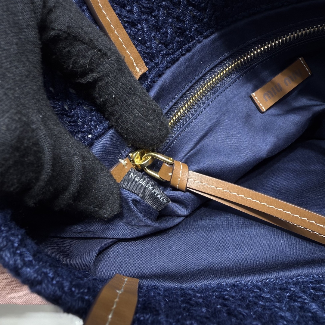 Miu Miu ミュウミュ ラウンドトートバッグ | ラウンドトートバッグ | レッド/ネイビー/ホワイト | コンパクト | レディース | ブランドバッグ - 画像 9