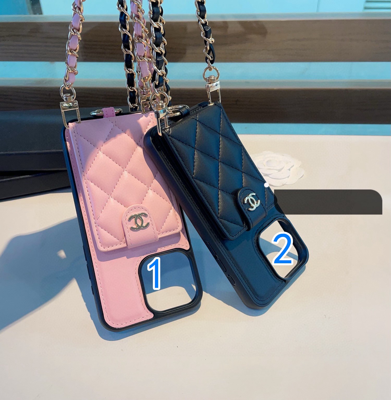 iPhoneケースシャネル チェーン付きスマホケース 2色入 🖤✨