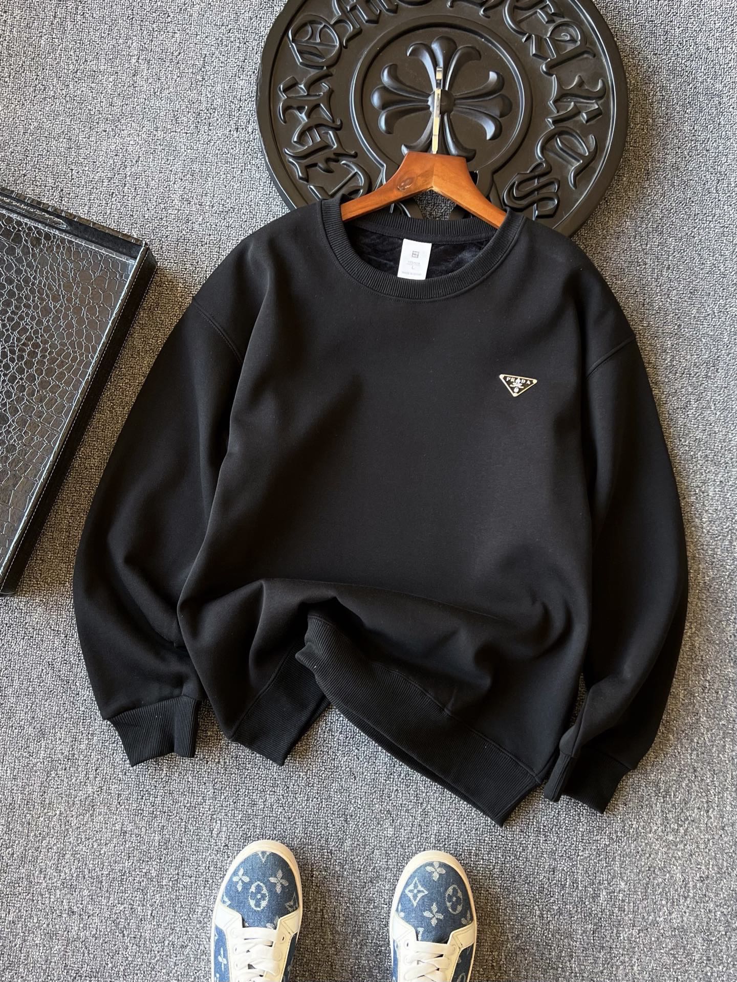 PRADA スウェットシャツ メンズ ミニロゴ チェーン付き ブラック ホワイト レザー調三角プレート 2色展開 - 画像 2