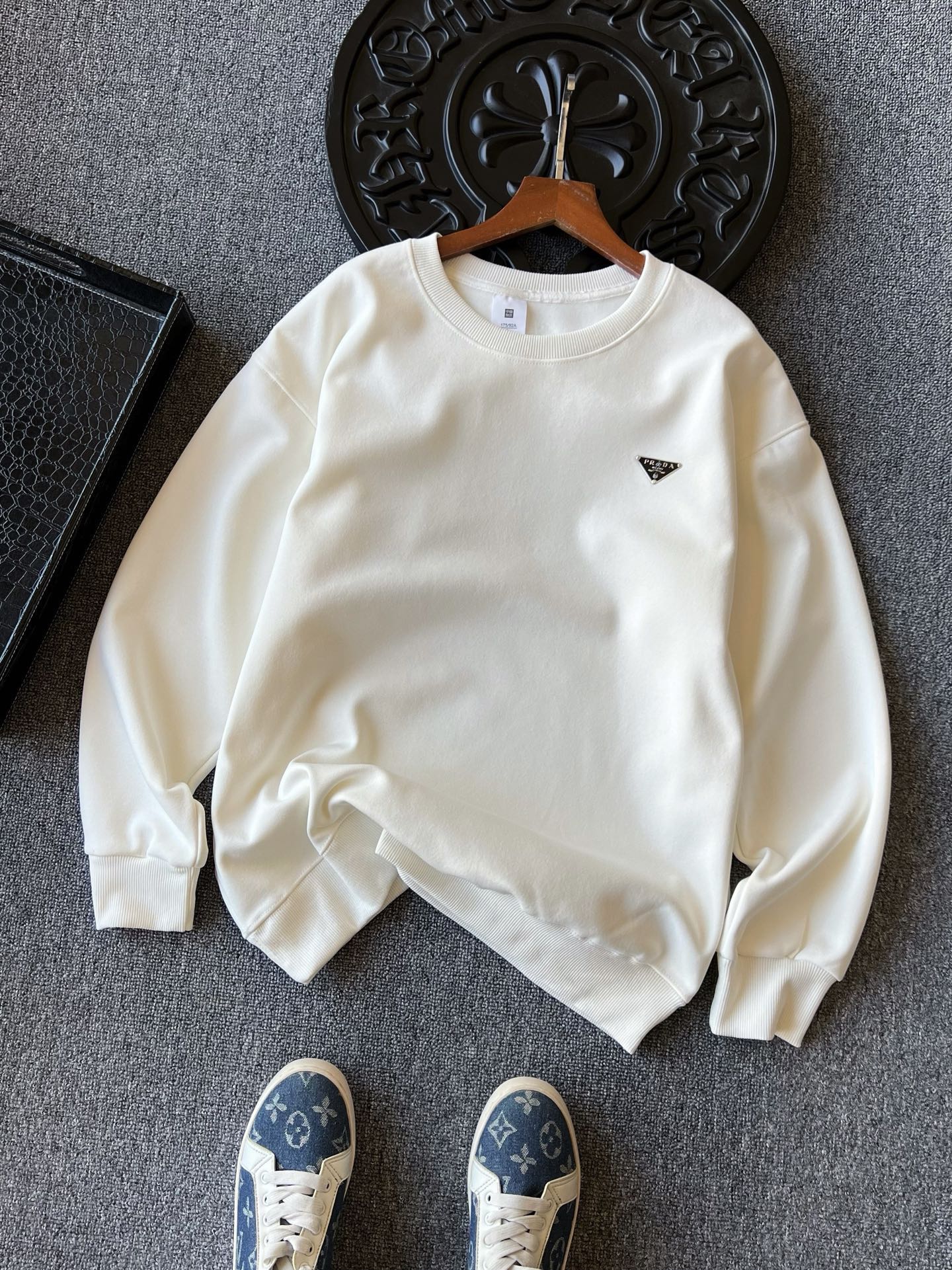 PRADA スウェットシャツ メンズ ミニロゴ チェーン付き ブラック ホワイト レザー調三角プレート 2色展開 - 画像 3