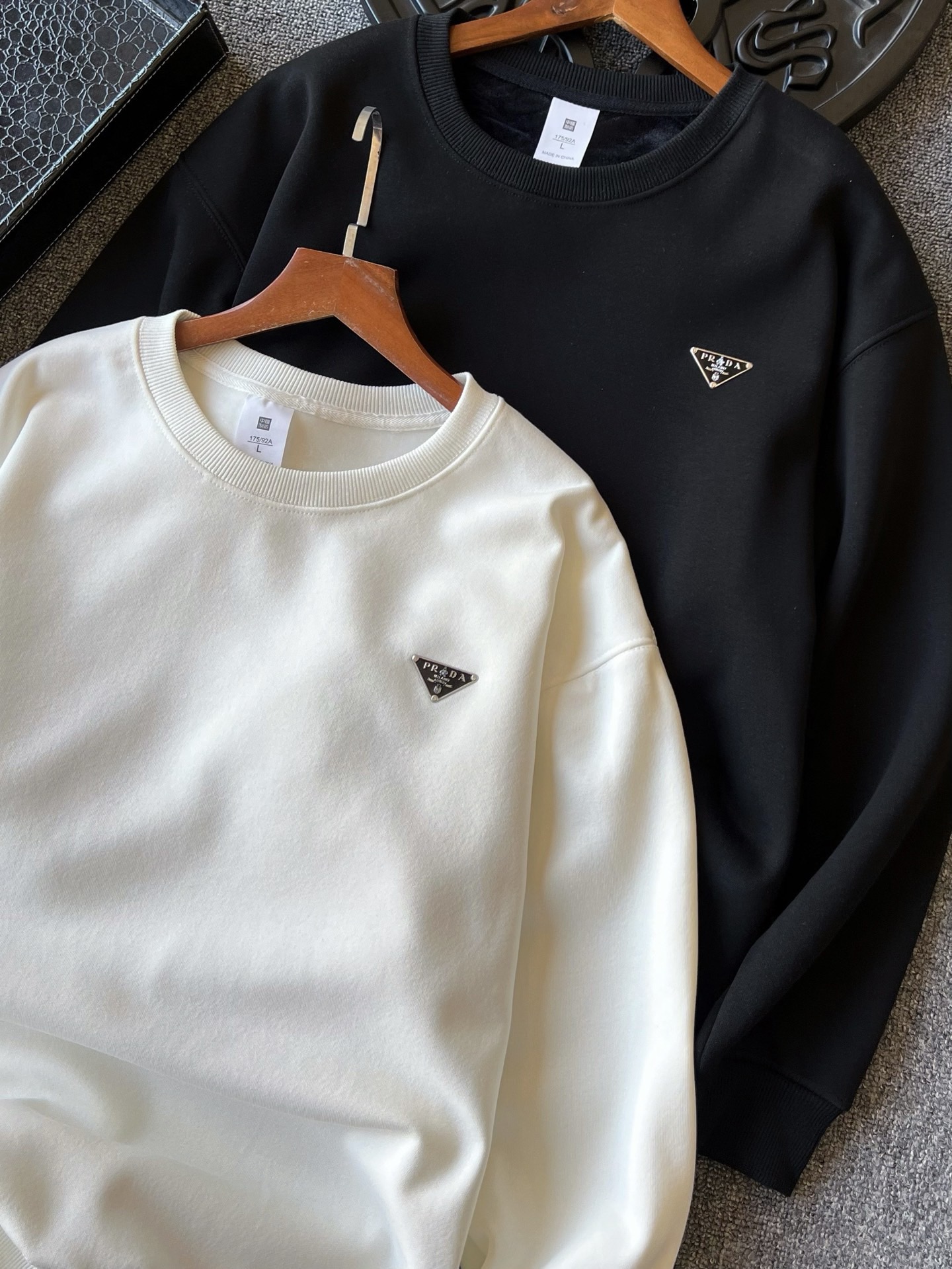 PRADA スウェットシャツ メンズ ミニロゴ チェーン付き ブラック ホワイト レザー調三角プレート 2色展開 - 画像 4