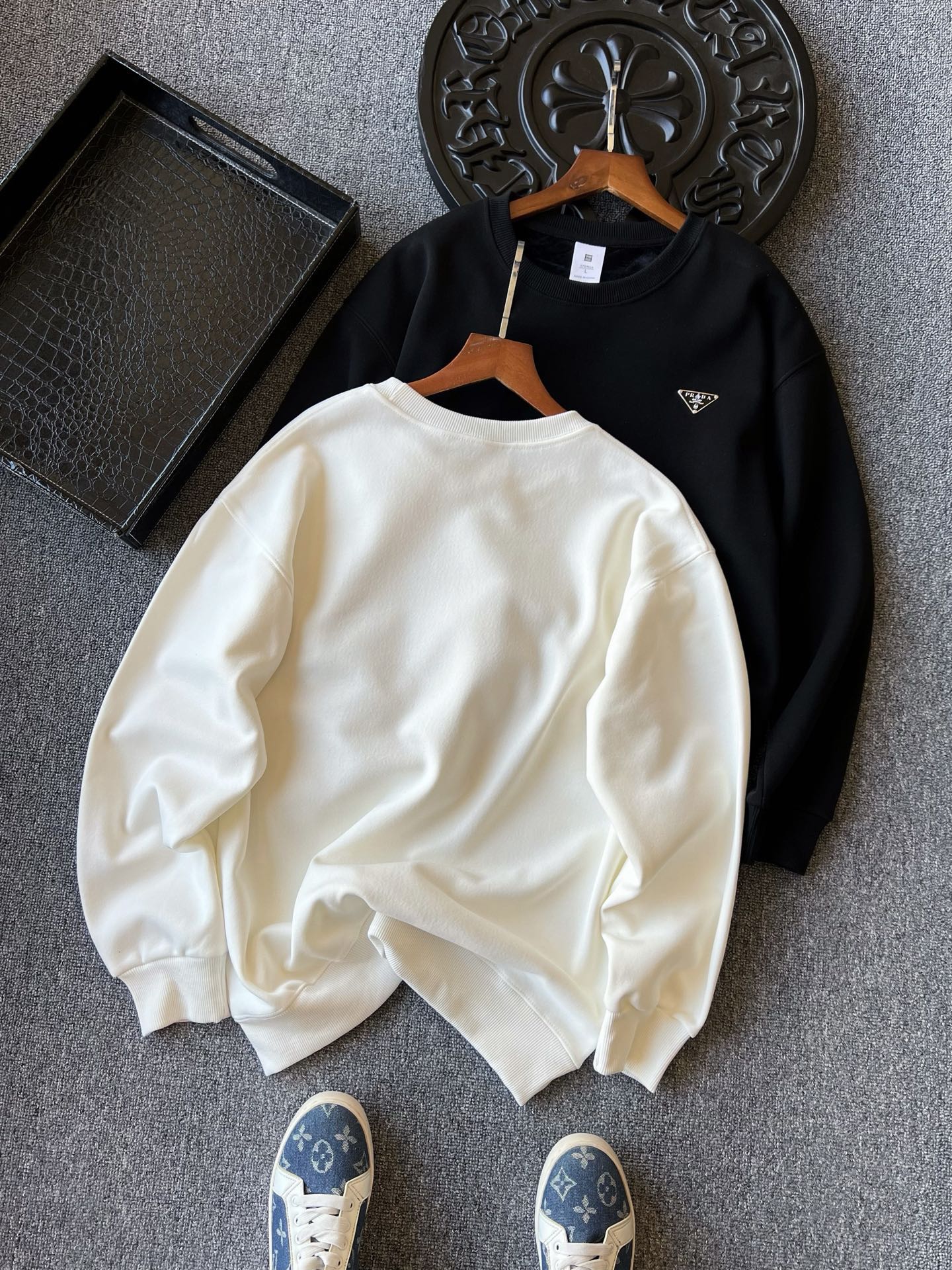 PRADA スウェットシャツ メンズ ミニロゴ チェーン付き ブラック ホワイト レザー調三角プレート 2色展開 - 画像 5