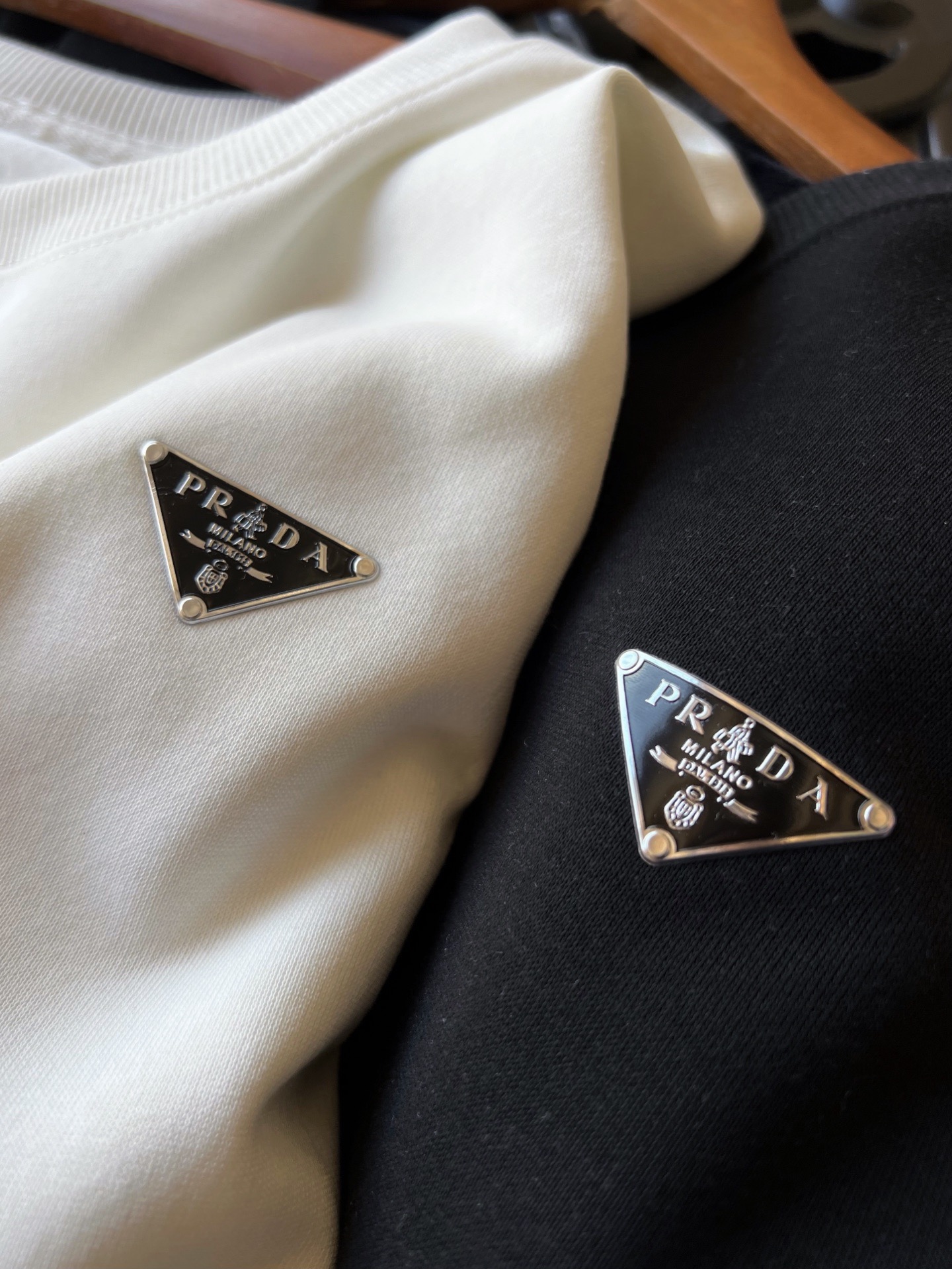 PRADA スウェットシャツ メンズ ミニロゴ チェーン付き ブラック ホワイト レザー調三角プレート 2色展開 - 画像 6