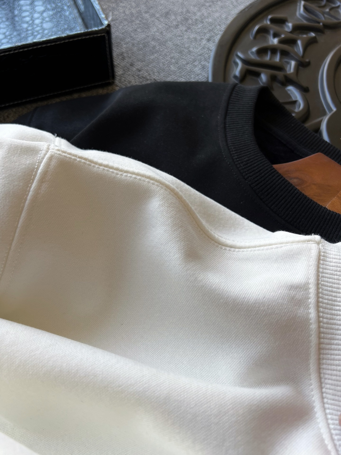 PRADA スウェットシャツ メンズ ミニロゴ チェーン付き ブラック ホワイト レザー調三角プレート 2色展開 - 画像 7