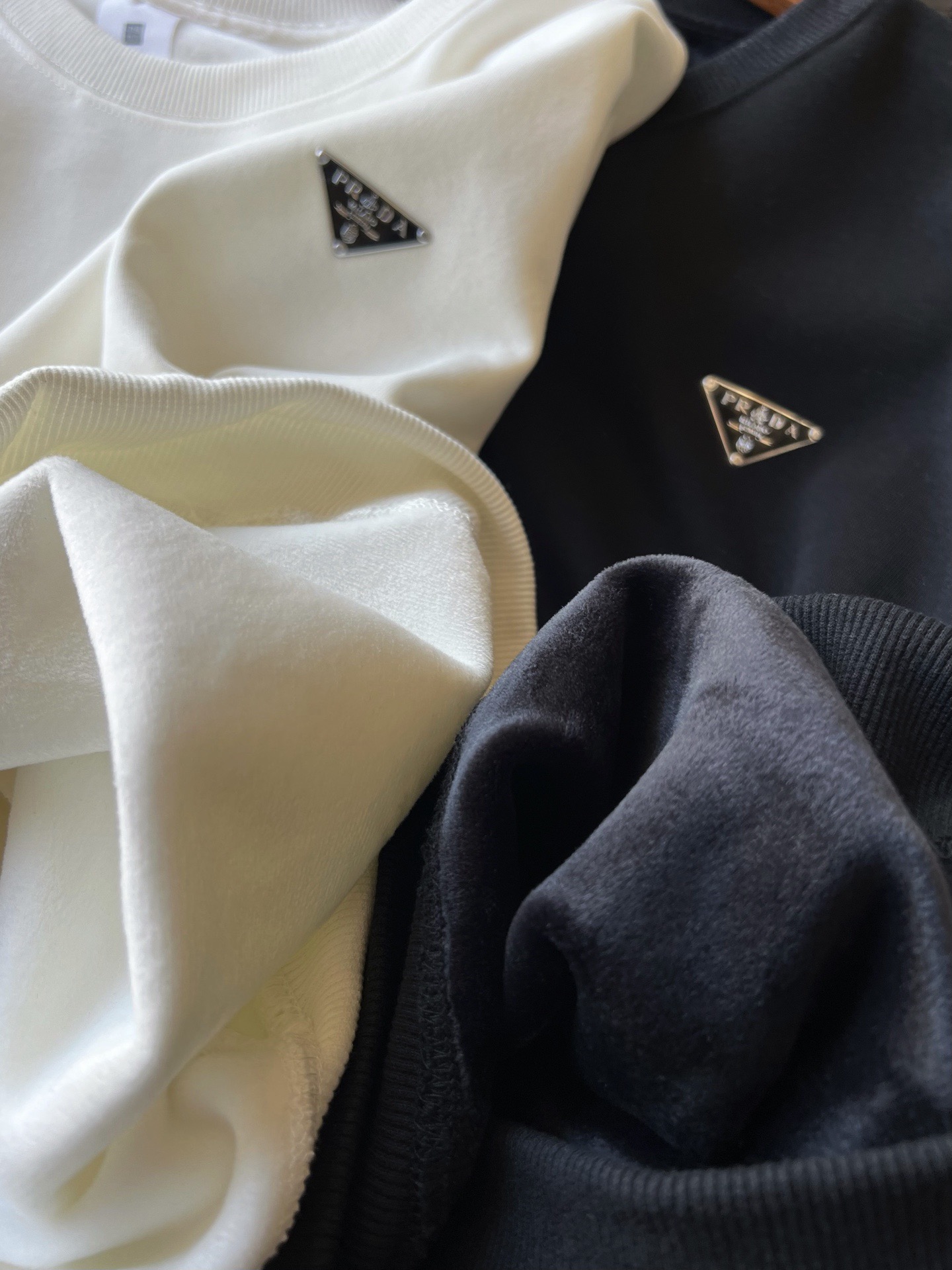 PRADA スウェットシャツ メンズ ミニロゴ チェーン付き ブラック ホワイト レザー調三角プレート 2色展開 - 画像 8