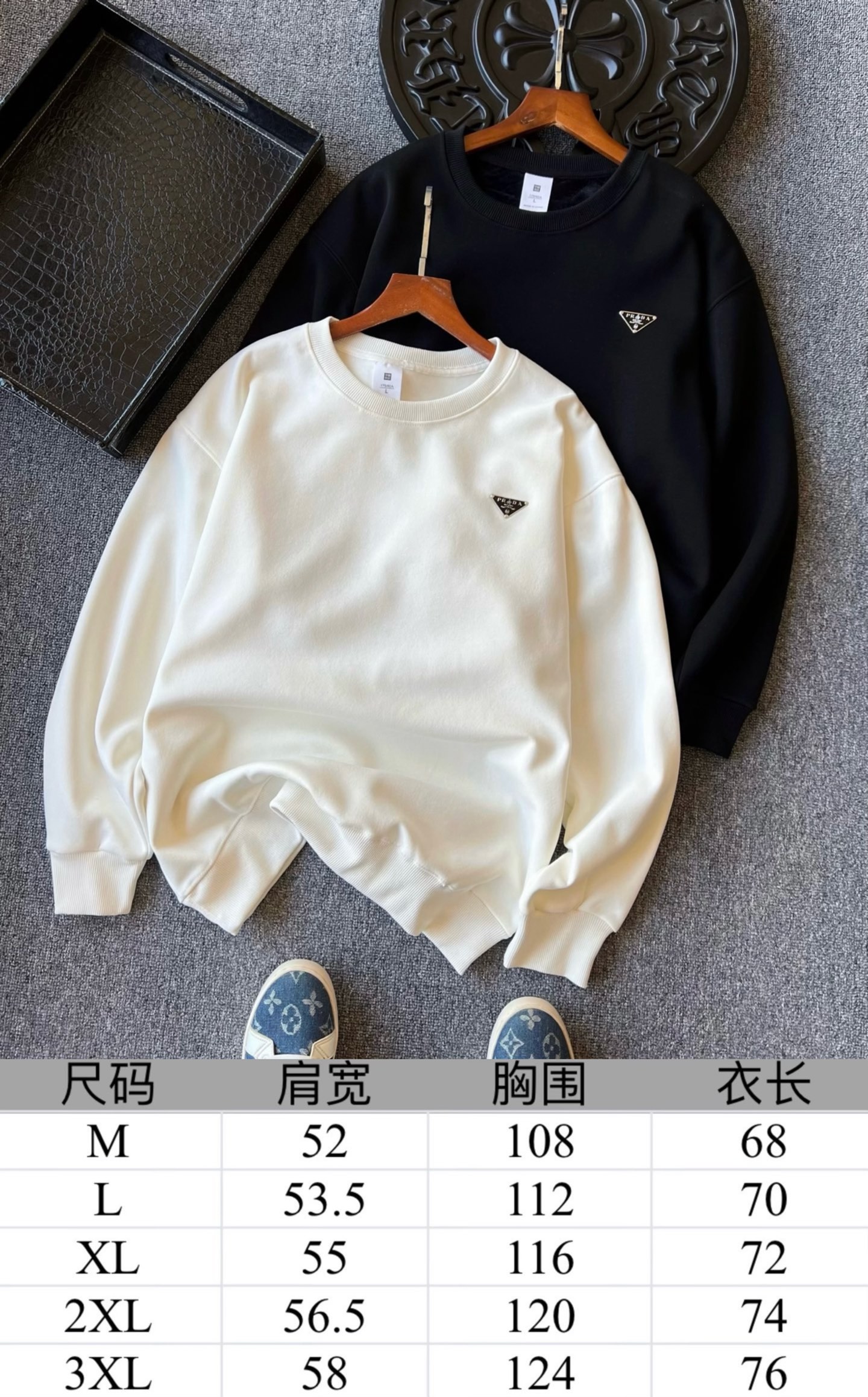 PRADA スウェットシャツ メンズ ミニロゴ チェーン付き ブラック ホワイト レザー調三角プレート 2色展開 - 画像 9