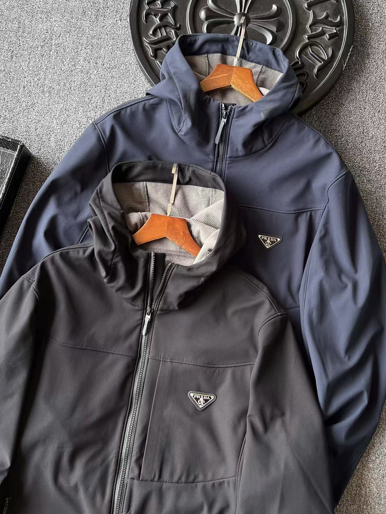 PRADA フィットネスジャケット パーカー 防風機能 メンズ カジュアル ブラック ネイビー レザー調素材 - 画像 4